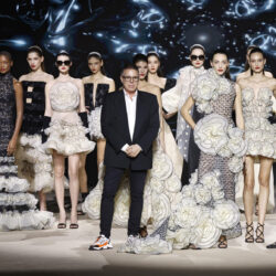 Hannibal Laguna recibe el Premio Diseñador Nacional de Mercedes-Benz Fashion Week Madrid por su trayectoria, legado y proyección internacional