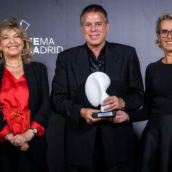 La pasarela Mercedes-Benz Fashion Week Madrid sale por primera vez de IFEMA y toma los escenarios más icónicos de la capital.